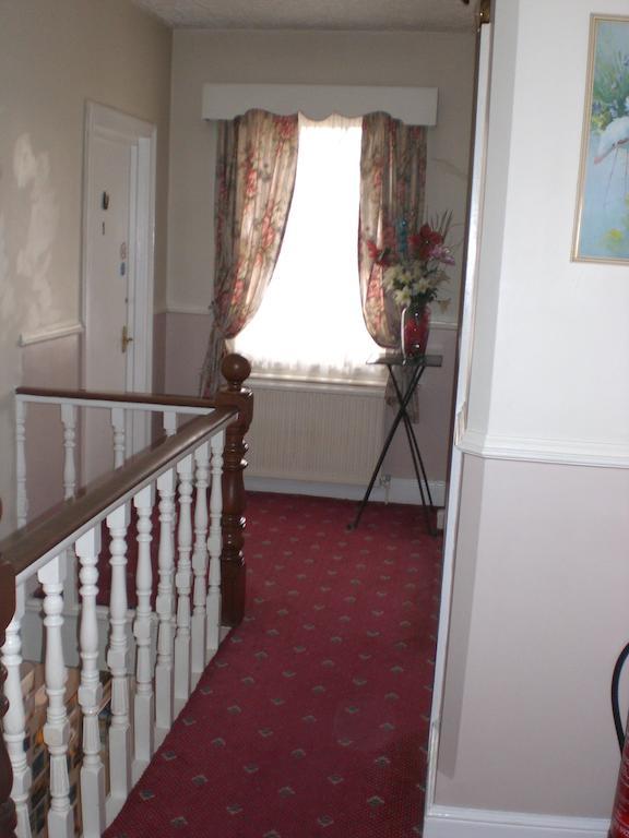 Melville Lodge Gatwick ホーリー エクステリア 写真